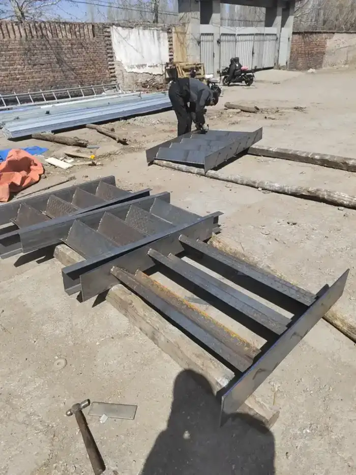 Escalera de gato metálica durante su montaje en obra