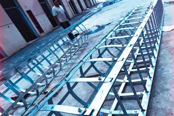 Equipo de Dengtai instalando una escalera de gato