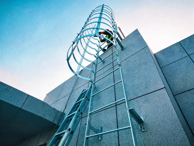 Instalación de escalera de gato en obra industrial