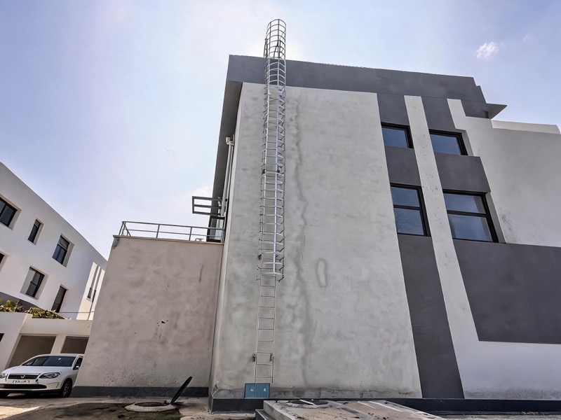 Escalera de acero galvanizado en nave de acerería
