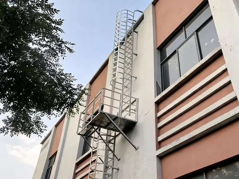 Escalera de gato instalada en fachada de edificio