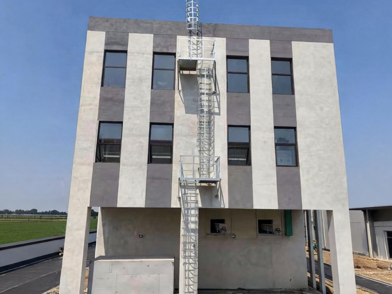 Escalera de gato en edificio de oficinas