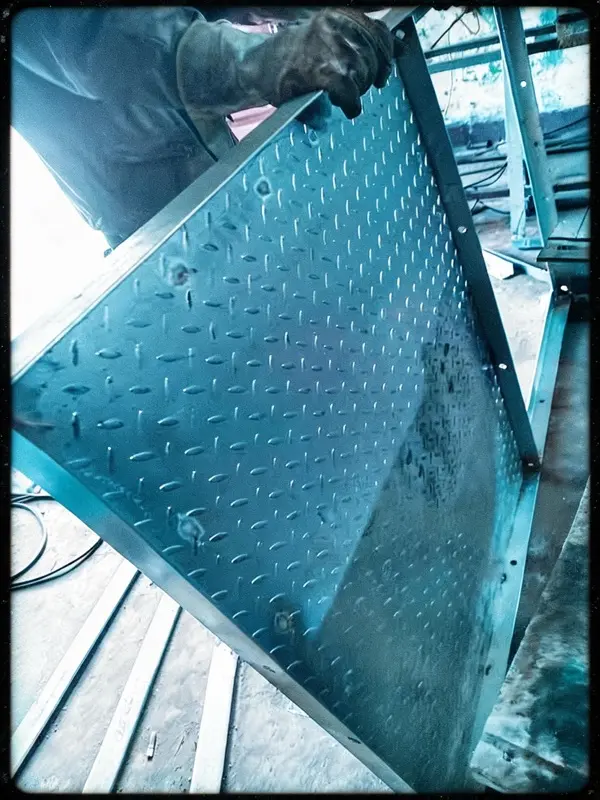 Plataforma de acceso industrial con compuerta para escalera de gato