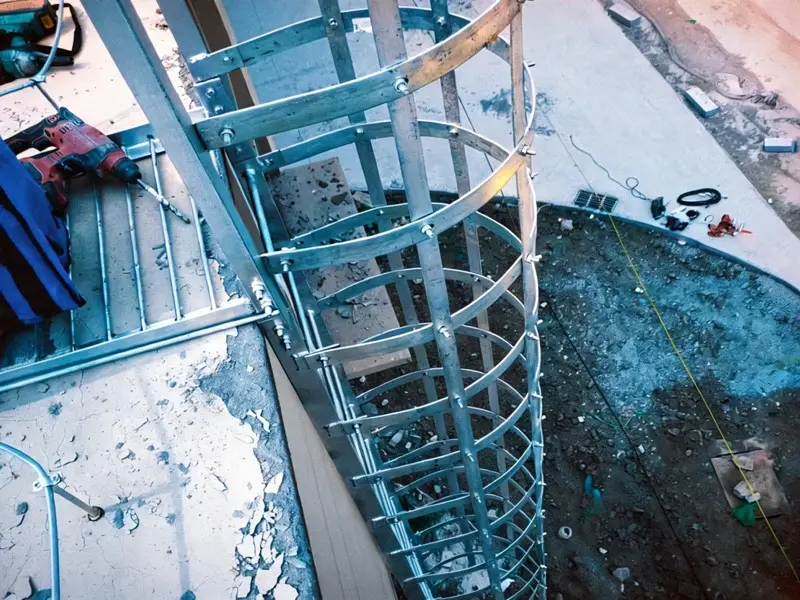 Componentes y abrazaderas de fijación para escalera de gato