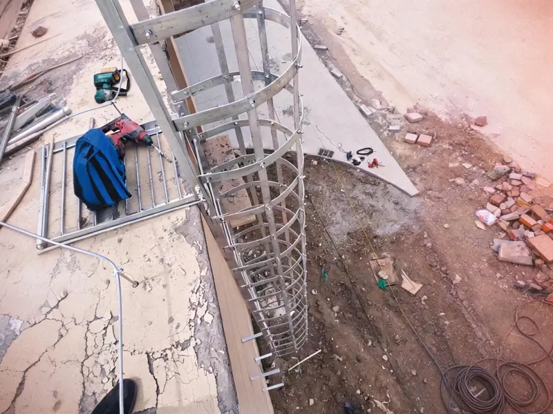 Arco y jaula de protección anticaídas para escalera de gato