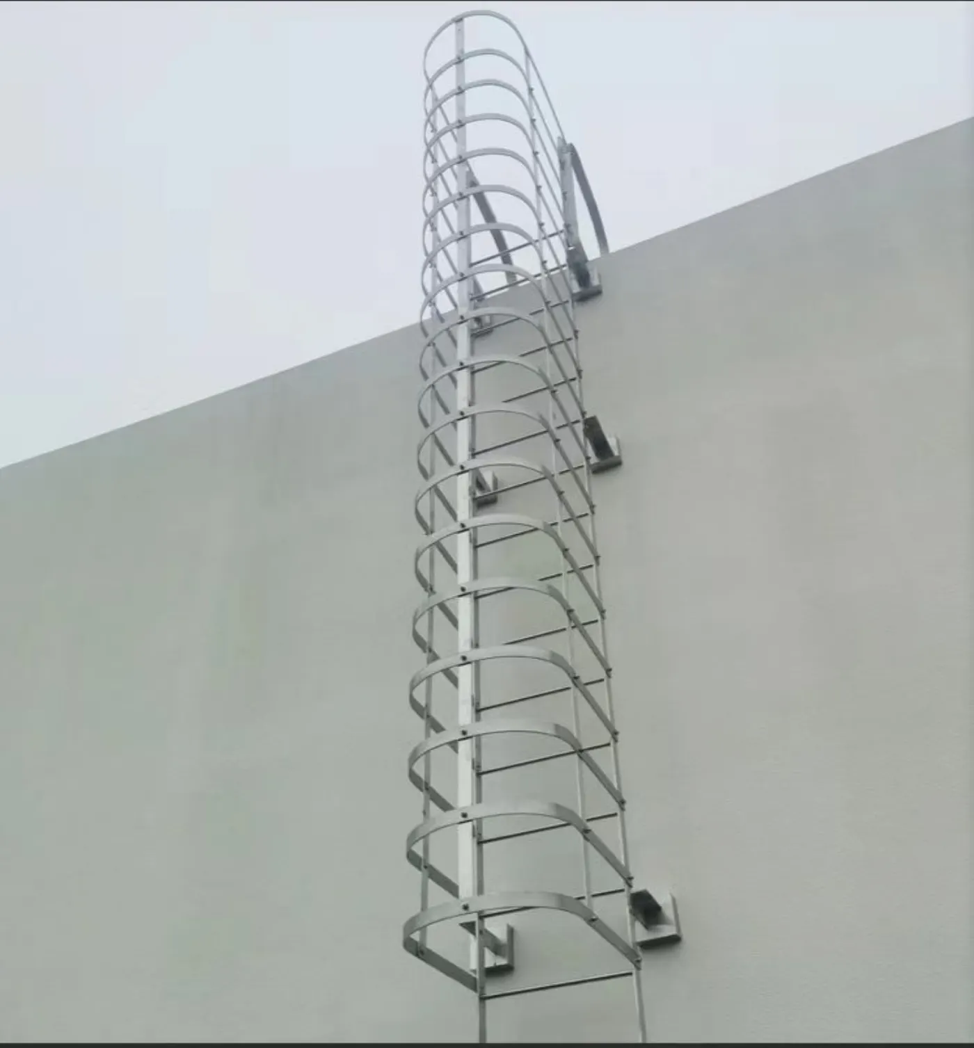 Aros de acero de la jaula de protección de una escalera fija