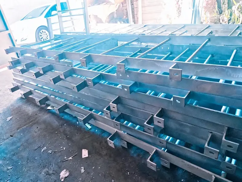 Escalera de gato ensamblada en fábrica