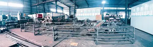 Escalera de acero anclada en planta industrial