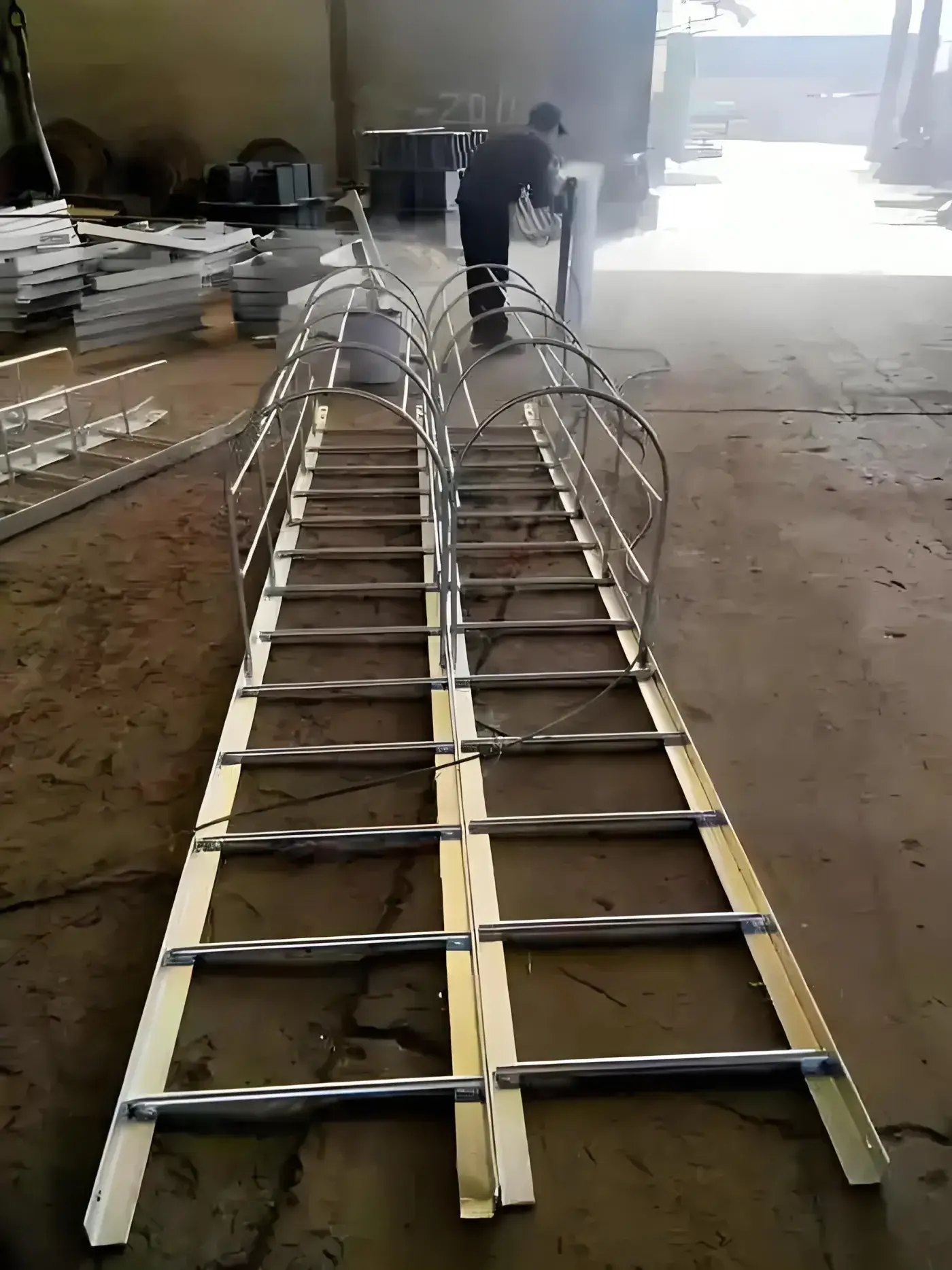 Ensamblaje de jaula de seguridad en taller de escaleras