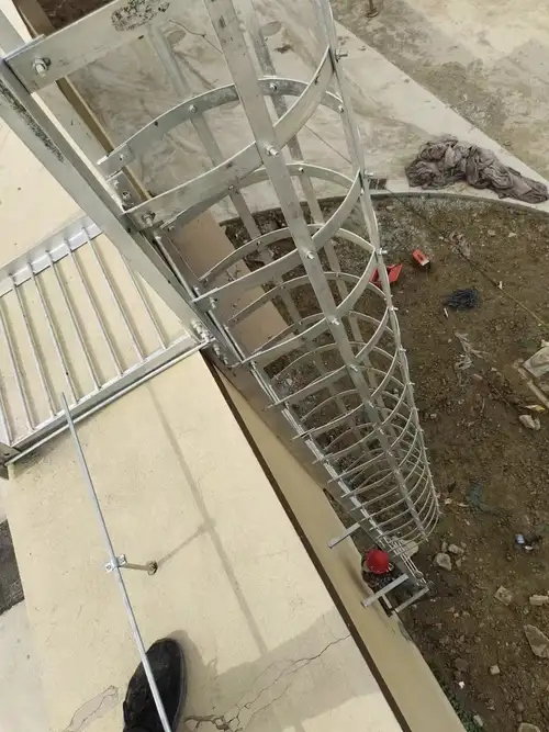 Compuerta de seguridad en plataforma de acceso a escalera