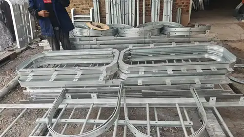 Escalera con jaula para acceso a silos de almacenamiento