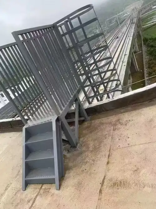 Barandilla de seguridad en acceso a tanque
