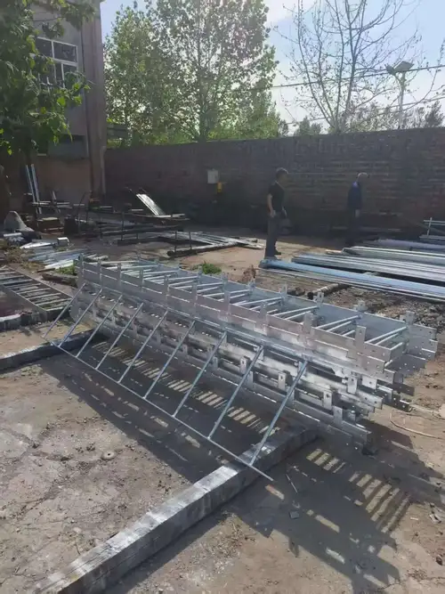 Almacén con escaleras de gato paletizadas para exportación